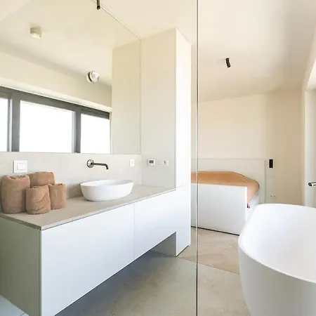 Unique Penthouse With Sublime Sea Views דירה *